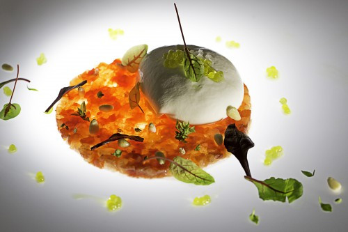 Burrata tartare de tomate caviar de aceite de olive pinones y escabeche 29302