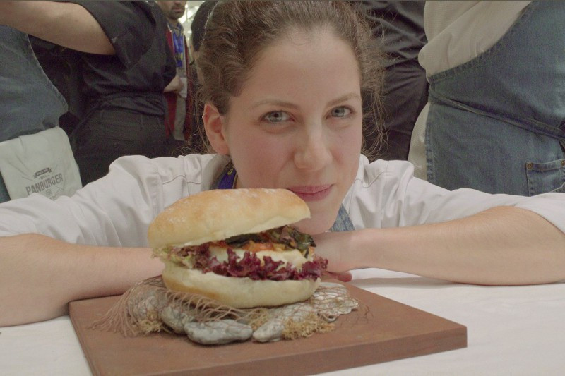 Ganadora raquel garcia con su bocata de calamares con alioli de su tinta 24406