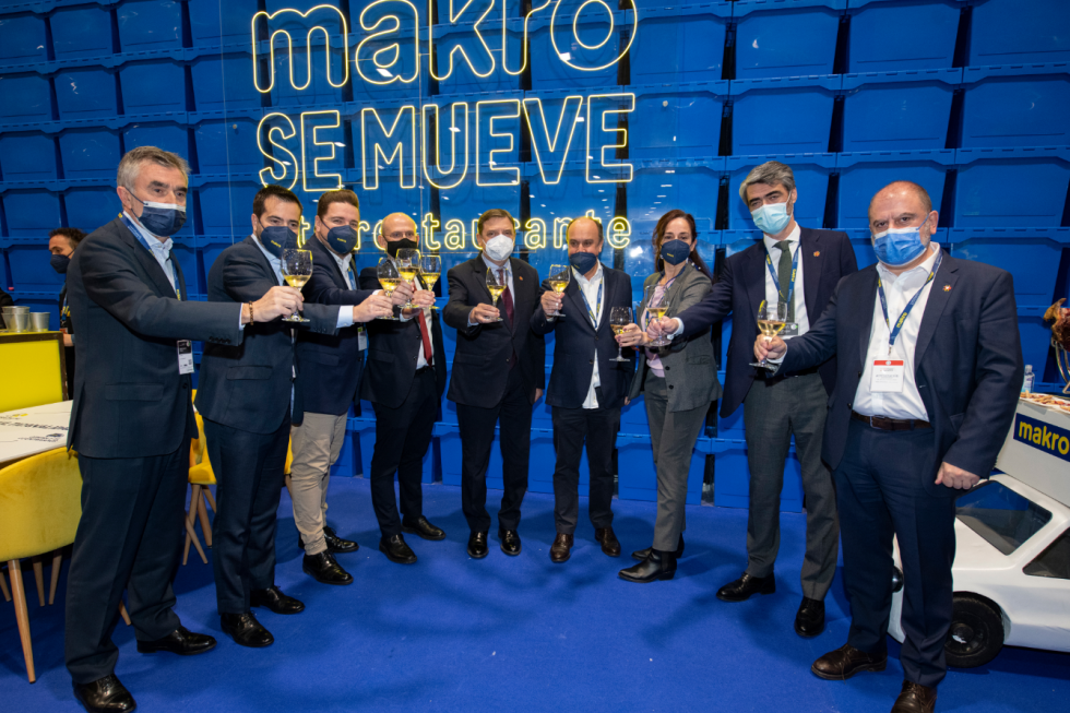 Luis Planas brinda por los 50 años de Makro en Madrid Fusión