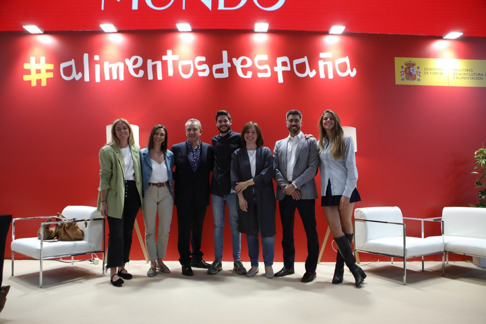 Josep Solé y Jordi Montfort de Avianza junto a las influencers gastronómicas invitadas al evento