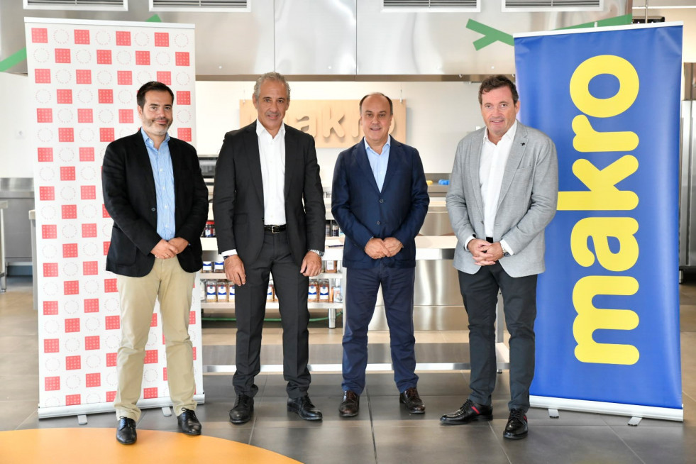 Foto de familia Renovación acuerdo Hostelería de Madrid y Makro España.