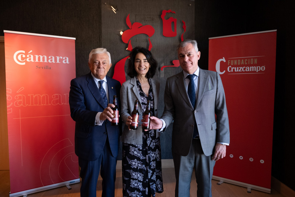 HEINEKEN España De izquierda a derecha Francisco Herrero, presidente de la Cámara de Comercio de Sevilla  Carmen Ponce, presidenta de la Fundación Cruzcampo  y José Luis Sanz, alcalde de Sevil