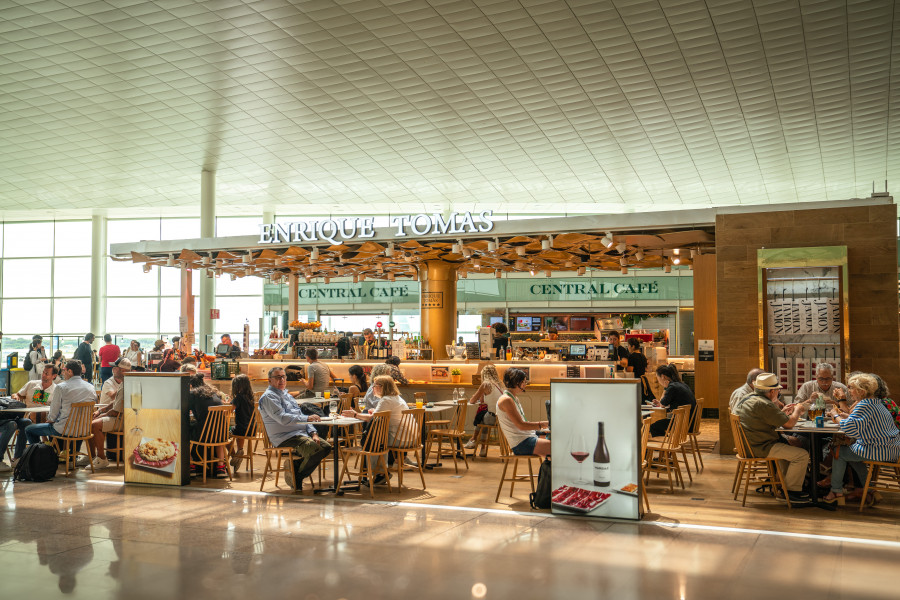 Enrique Tomás en el aeropuerto de Barcelona